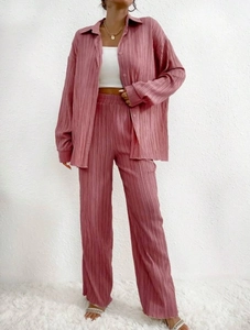 Detail of dusty rose pleated casual two-piece set showing the textured fabric and loose fit