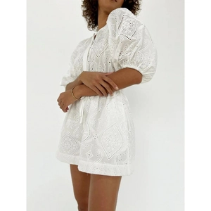 Combishort en dentelle blanche avec manches bouffantes et taille à cordon réglable
