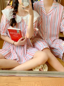 Détail de pyjamas rayés pour couples avec col claudine blanc et tissu en coton doux