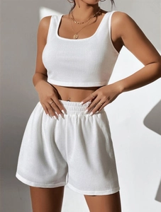 Gros plan détaillé de la texture du tricot blanc côtelé sur l'ensemble de détente
