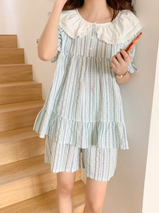 Détail d'un pyjama à rayures bleues et blanches avec col Claudine en dentelle blanche