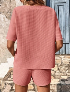 Détail de l'ensemble deux pièces en maille gaufrée rose corail vu de dos en coupe ample