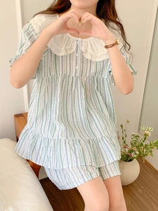 Ensemble homewear à rayures vertes avec col Claudine en dentelle blanche et ourlet volanté