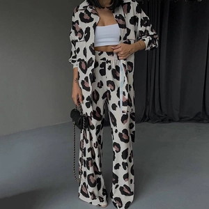 Ensemble 2 pièces femme imprimé léopard avec chemise boutonnée et pantalon large fluide