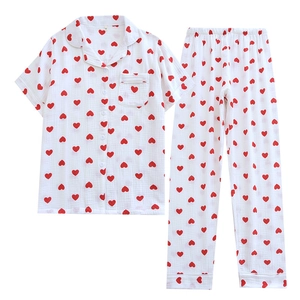 Pyjama femme en coton blanc à cœurs rouges avec chemise manches courtes et pantalon