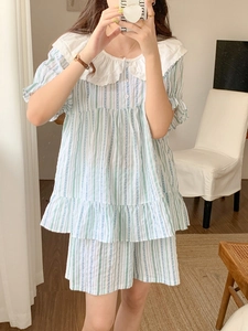Détail d'un pyjama rayé pour femme avec col en dentelle blanche et manches courtes