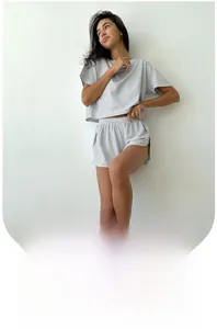 Détail d'un ensemble homewear rayé en maille avec t-shirt ample et short à taille élastique