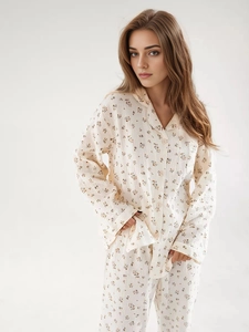Détail d'un pyjama deux pièces en coton crépon beige à imprimé floral avec pantalon