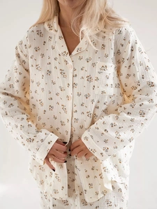 Détail du haut de pyjama en coton crêpé à fleurs avec col boutonné et poche poitrine
