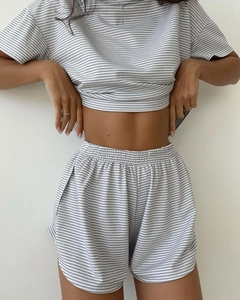 Détail du tricot rayé gris et de la taille élastique sur cet ensemble détente