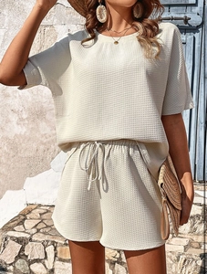 Détail de la maille gaufrée beige sur cet ensemble décontracté à manches courtes et short