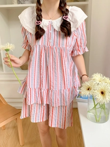 Détails du pyjama rayé rose pour femme avec col en dentelle blanche et volants