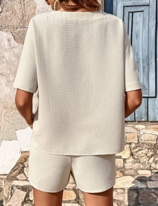 Vue arrière d'un ensemble en maille gaufrée crème avec haut col rond et short