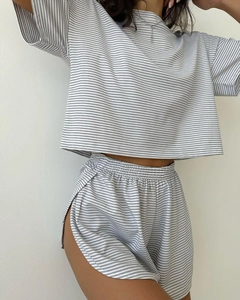 Détail de l'ensemble tricoté à rayures grises avec haut court et short à taille élastique