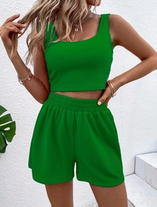 Détail d'un ensemble deux pièces en maille côtelée verte avec crop top et short taille haute