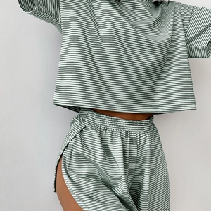 Détails d'un ensemble de nuit en tricot rayé vert sauge avec crop top et mini short