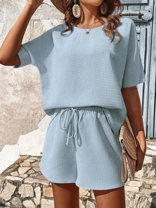Détail du tissu gaufré bleu clair sur un ensemble d'été décontracté de deux pièces