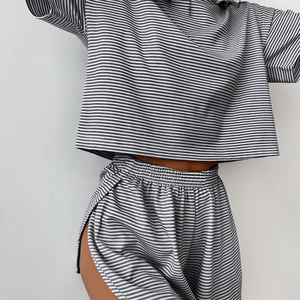 Détail d'un pyjama en tricot rayé comprenant un short taille haute fendu sur les côtés