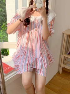 Détail du pyjama rayé pour femme avec col Claudine en dentelle et ourlet à volants