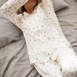 Pyjama deux pièces femme en coton crépon beige à fleurs avec chemise longue et pantalon