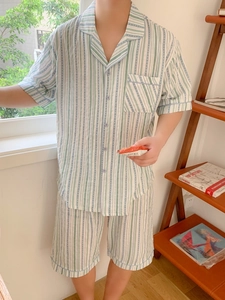 Détail d'un ensemble pyjama homme à manches courtes avec rayures verticales bleu-vert