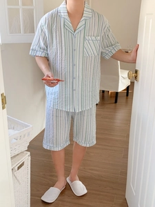 Vue détaillée du pyjama homme à rayures bleues et blanches avec manches courtes et poche