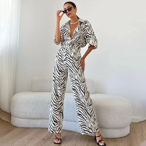 Dettaglio completo zebrato in raso con camicia scollo a V e pantaloni larghi a vita alta