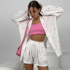 Ensemble de pyjama deux pièces pour femmes avec chemise à cœurs et short assorti