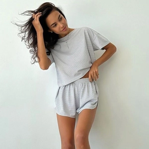 Ensemble homewear rayé deux pièces pour femme avec haut à manches courtes et short