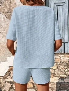 Détail du tissu gaufré bleu clair sur l'ensemble décontracté haut et short