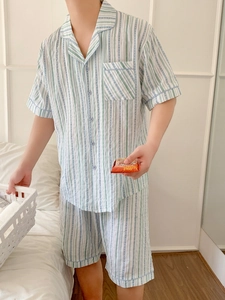 Détail d'un pyjama homme à rayures vertes et blanches avec manches courtes et poche