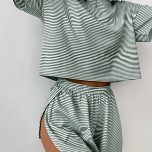 Ensemble d'intérieur en maille rayée vert et blanc avec haut court et short pour femme