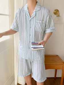 Pyjama court pour homme à rayures bleu clair avec boutons à l'avant et poche poitrine