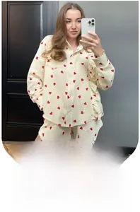 Vue détaillée de l'ensemble de pyjama gaufré avec imprimé cœurs, bords à volants et short