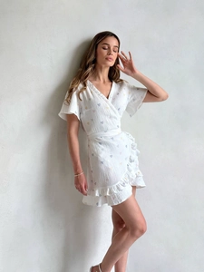 Détail de la chemise de nuit blanche en coton avec motifs cœurs et volants