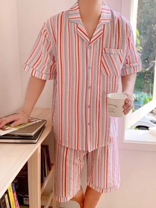 Détail d'un ensemble pyjama d'été à rayures rouges et bleues avec col boutonné chic