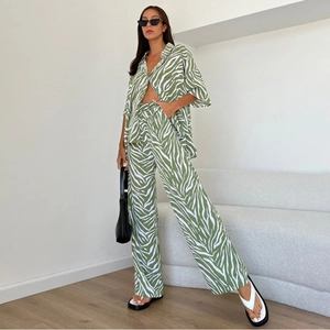 Completo due pezzi da donna in raso a strisce zebra verdi con camicia e pantaloni a gamba larga