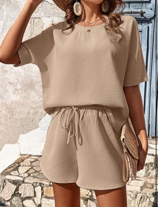 Détail de la maille gaufrée de l'ensemble deux pièces pour femme avec t-shirt et short court