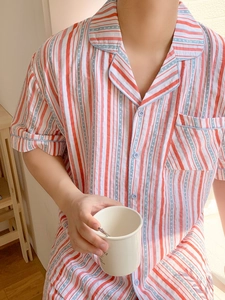 Détail du haut de pyjama homme à rayures verticales multicolores et poche poitrine pratique