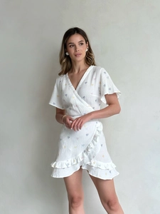 Détail de nuisette blanche en coton avec imprimé cœur coloré et ourlet à volants doux