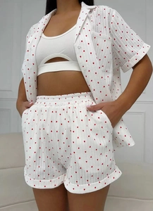 Détail de l'ensemble de pyjama en coton à motif cœurs avec texture à rayures verticales