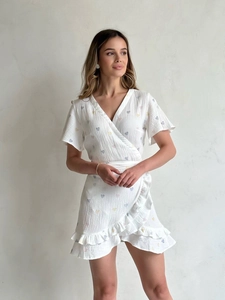 Détail de la chemise de nuit en coton blanc à imprimé cœurs et décolleté croisé