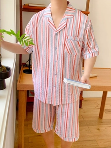 Vue détaillée d'un pyjama court pour homme rayé avec des motifs de points bleus verticaux