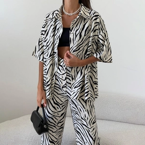Completo due pezzi da donna con stampa zebra bianca e nera, camicia a maniche corte e pantaloni