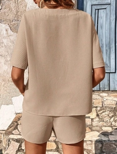Détail du tissu gaufré sur cet ensemble de détente d'été avec haut à col rond décontracté