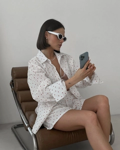 Schickes Set aus Langarmshirt und Shorts mit roten Herzprints auf weißem Baumwollstoff
