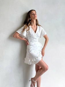 Détail de la robe de nuit en coton blanc avec imprimés de cœurs colorés et volants