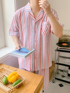 Détail d'un pyjama court pour hommes à rayures verticales rouges et bleues et petits pois