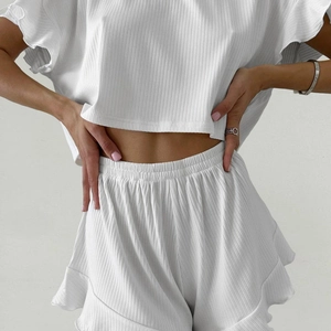 Ensemble blanc en maille côtelée avec haut court à volants et short taille haute assorti