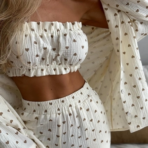 Dettaglio del set da casa 3 pezzi in cotone con stampa a cuore e camicia da donna